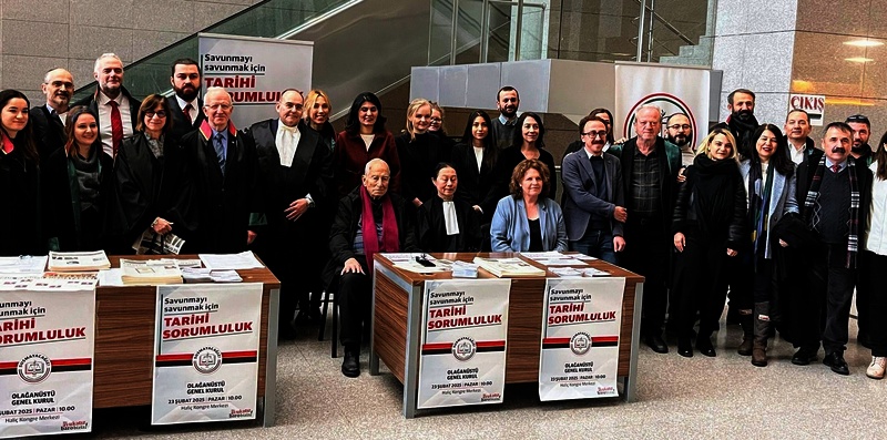 Solidarische Anwält*innen im Gericht in Istanbul